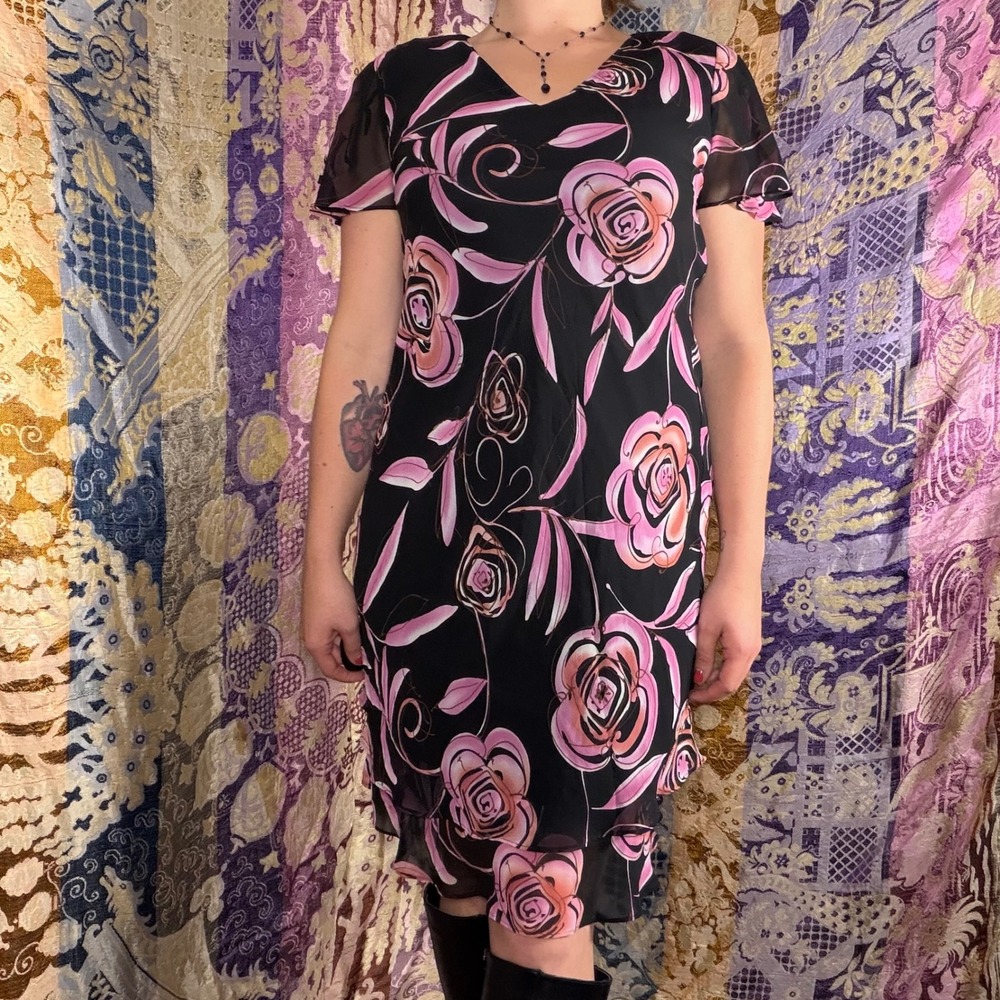 90s Dark Romantic Black Pink Rose Floral Ruffle Hem Flutter Sleeve Knee Dress M